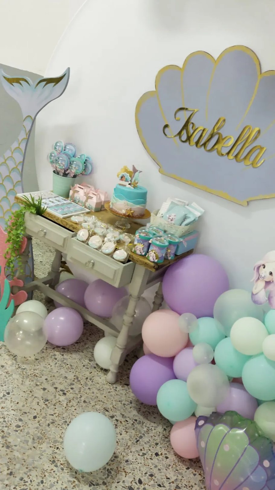 Decoración de baby shower temática sirena con globos en tonos pastel en Gran Canaria