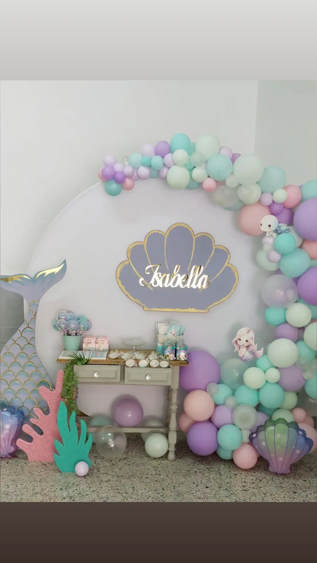 Fotocall de baby shower con nombre Isabella y globos en Gran Canaria