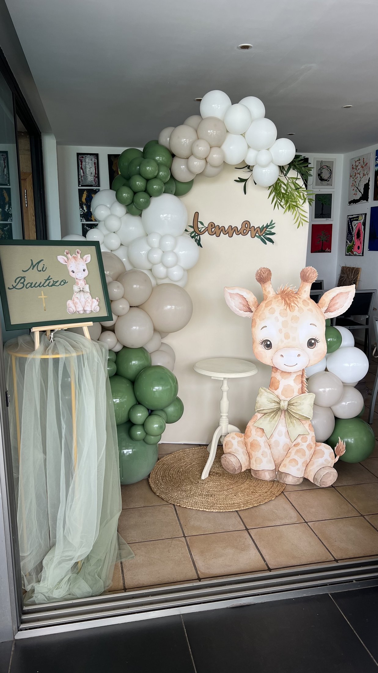 Decoración de bautizo estilo safari con globos y cartel personalizado en Gran Canaria