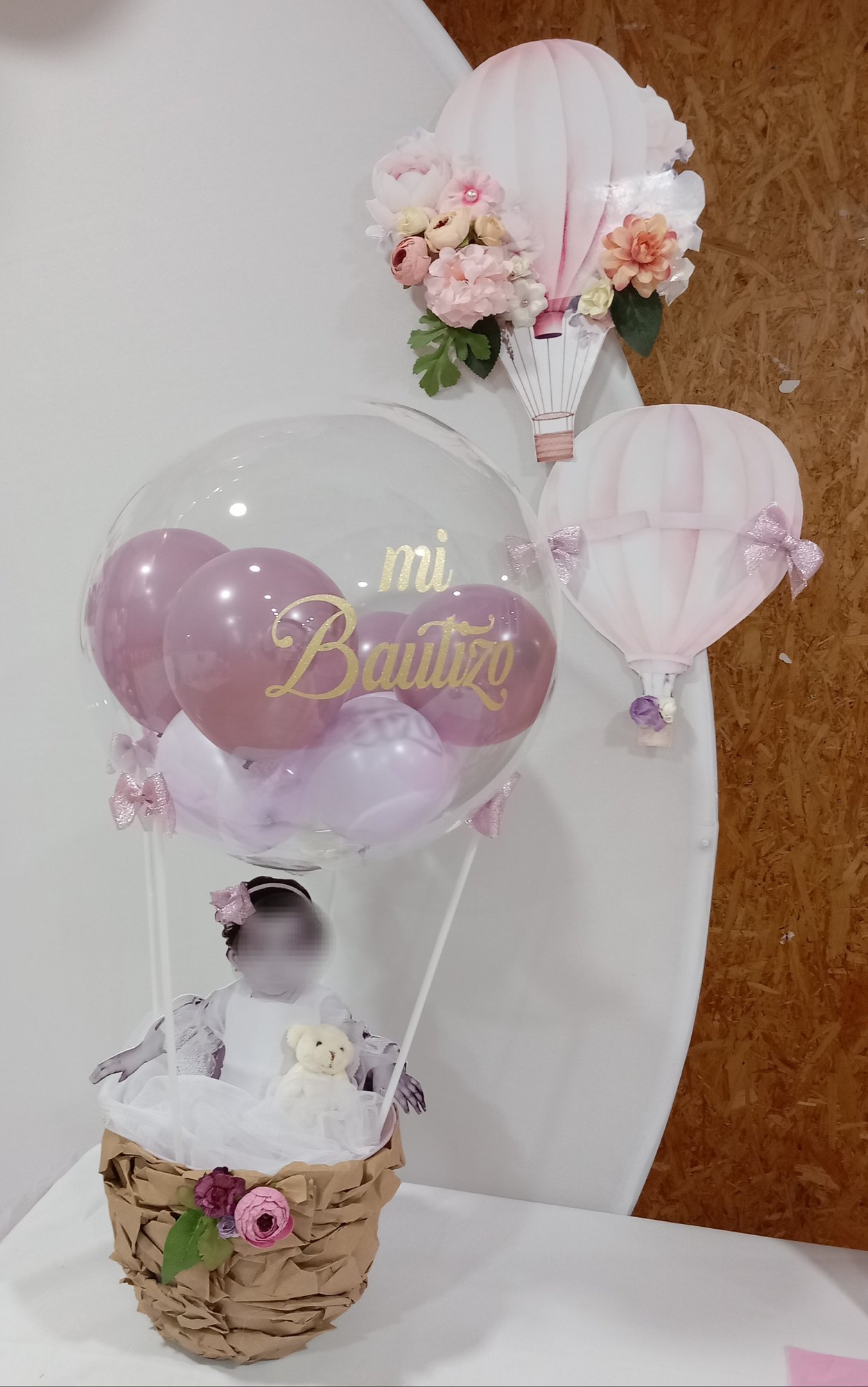Detalle decorativo de bautizo con globo Mi Bautizo y osito