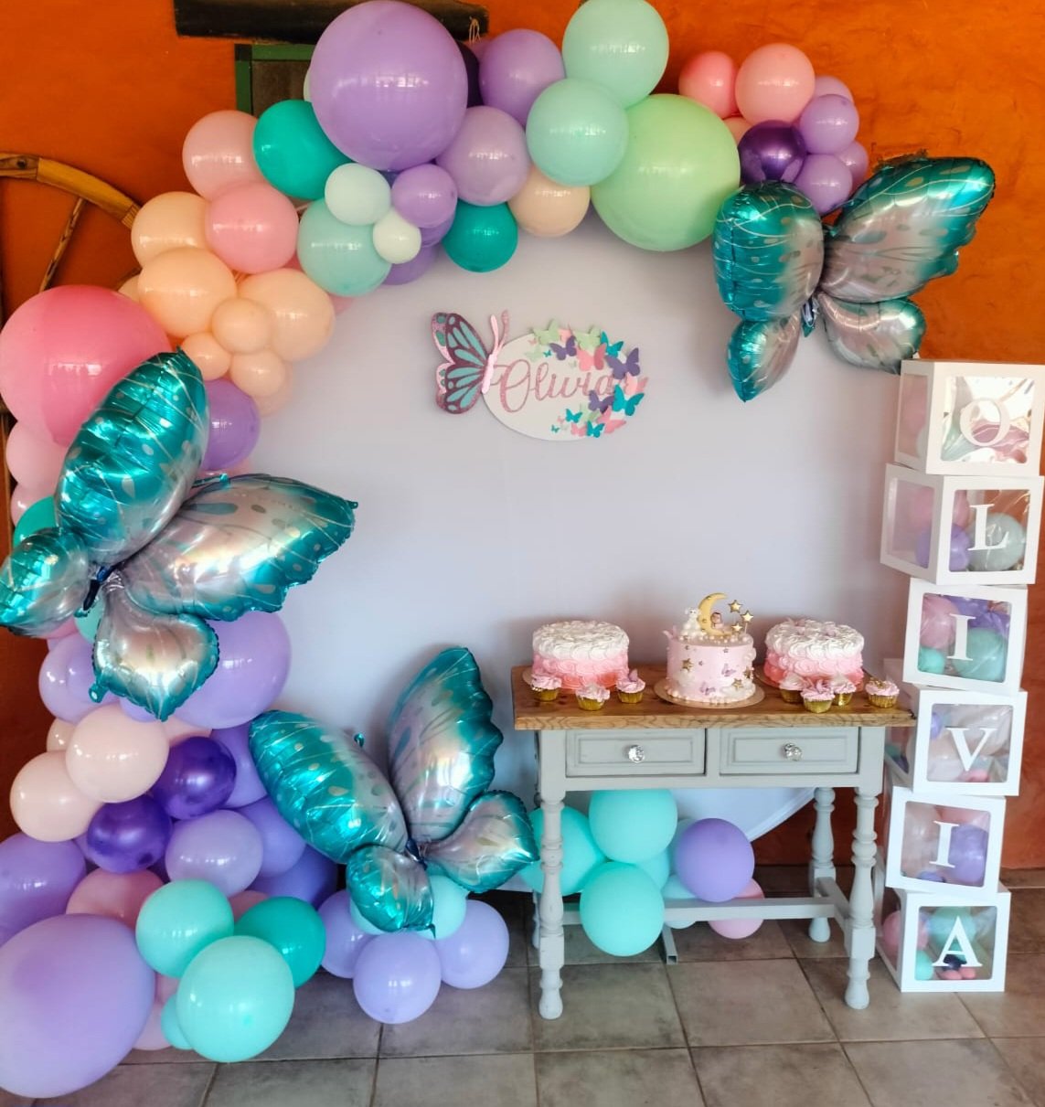 Mesa dulce de bautizo con globos y detalles personalizados en Gran Canaria