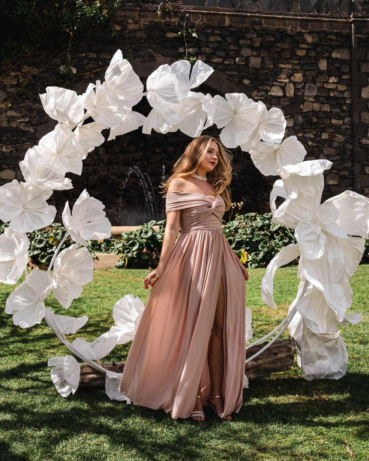 Decoración de bodas personalizada en Gran Canaria con arco circular de flores gigantes
