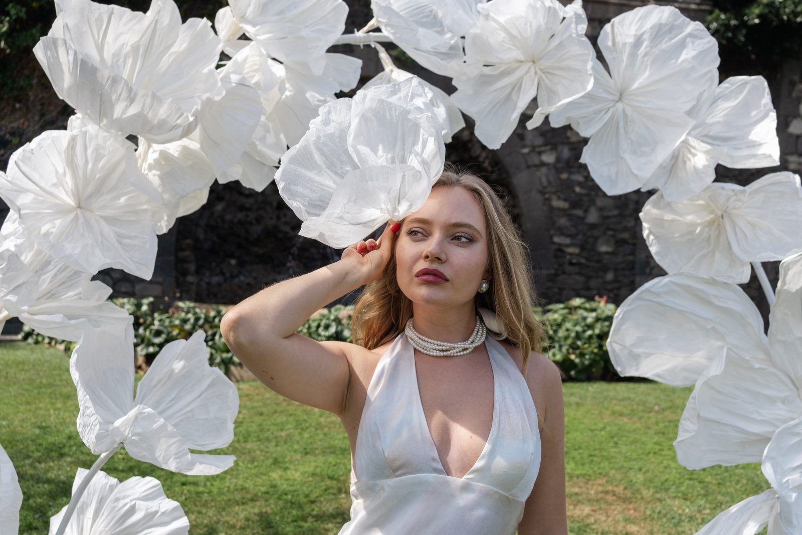 Decoración del espacio de boda con flores gigantes