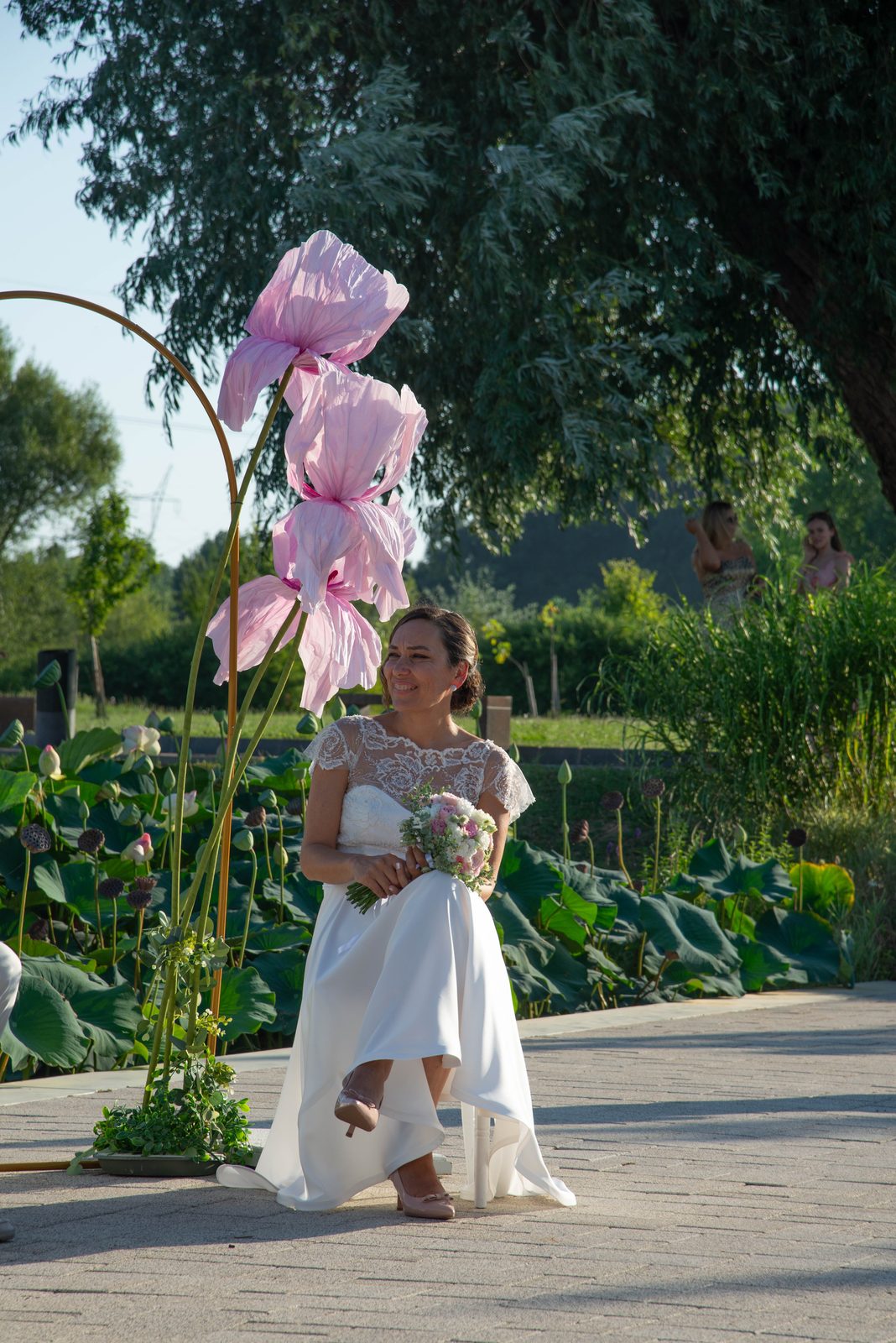 Escenografía de boda con composición de flores gigantes