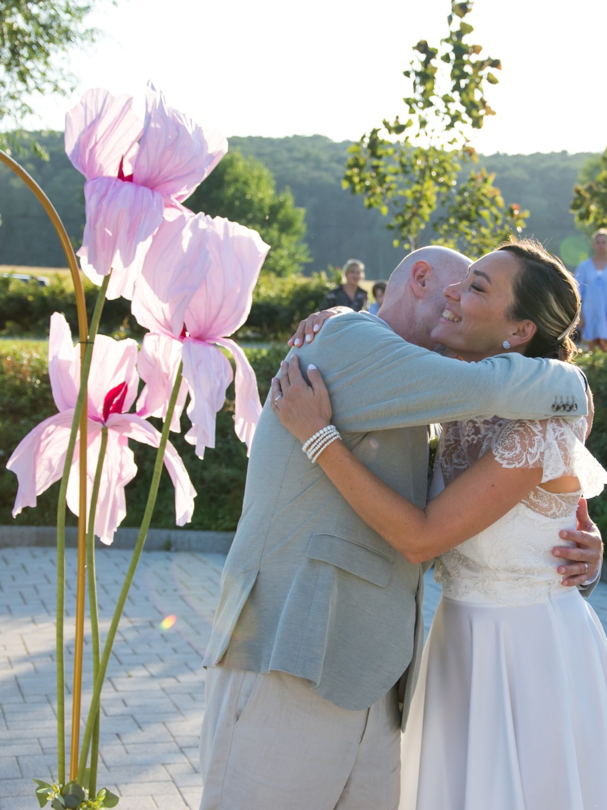 Flores gigantes rosas creando ambiente emocional en boda