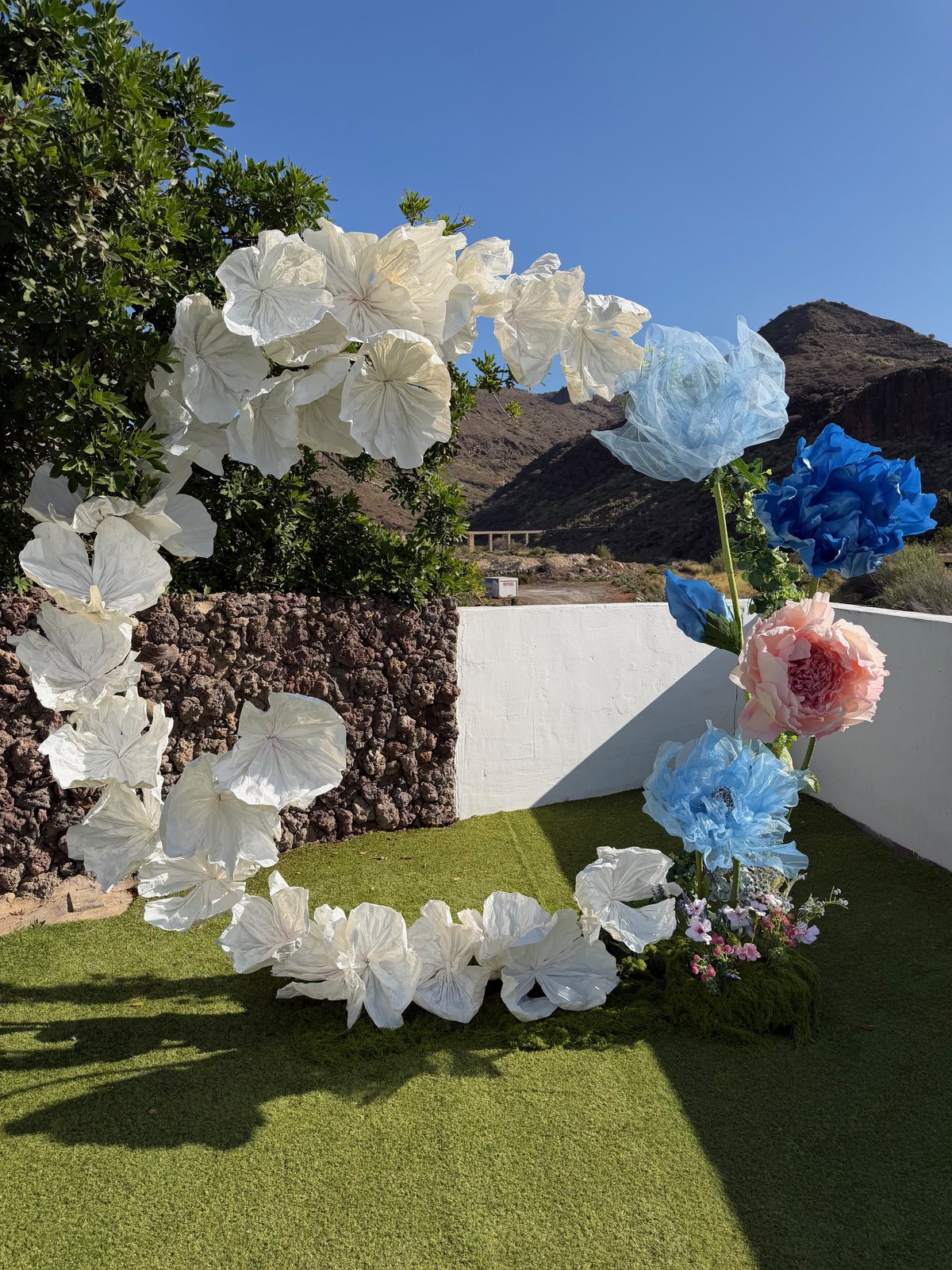 Arco de flores gigantes blancas, azules y rosas para decoración de bodas en Gran Canaria