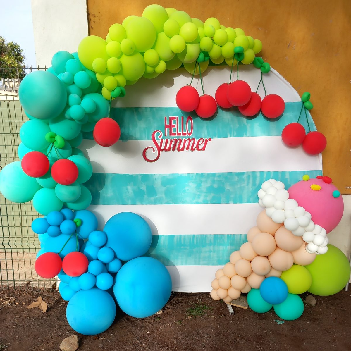 Arco de globos orgánico con temática de verano para cumpleaños en Gran Canaria