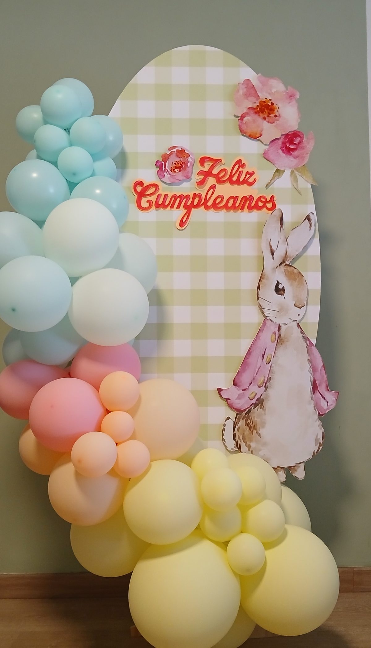 Decoración pastel de Feliz Cumpleaños con guirnalda de globos