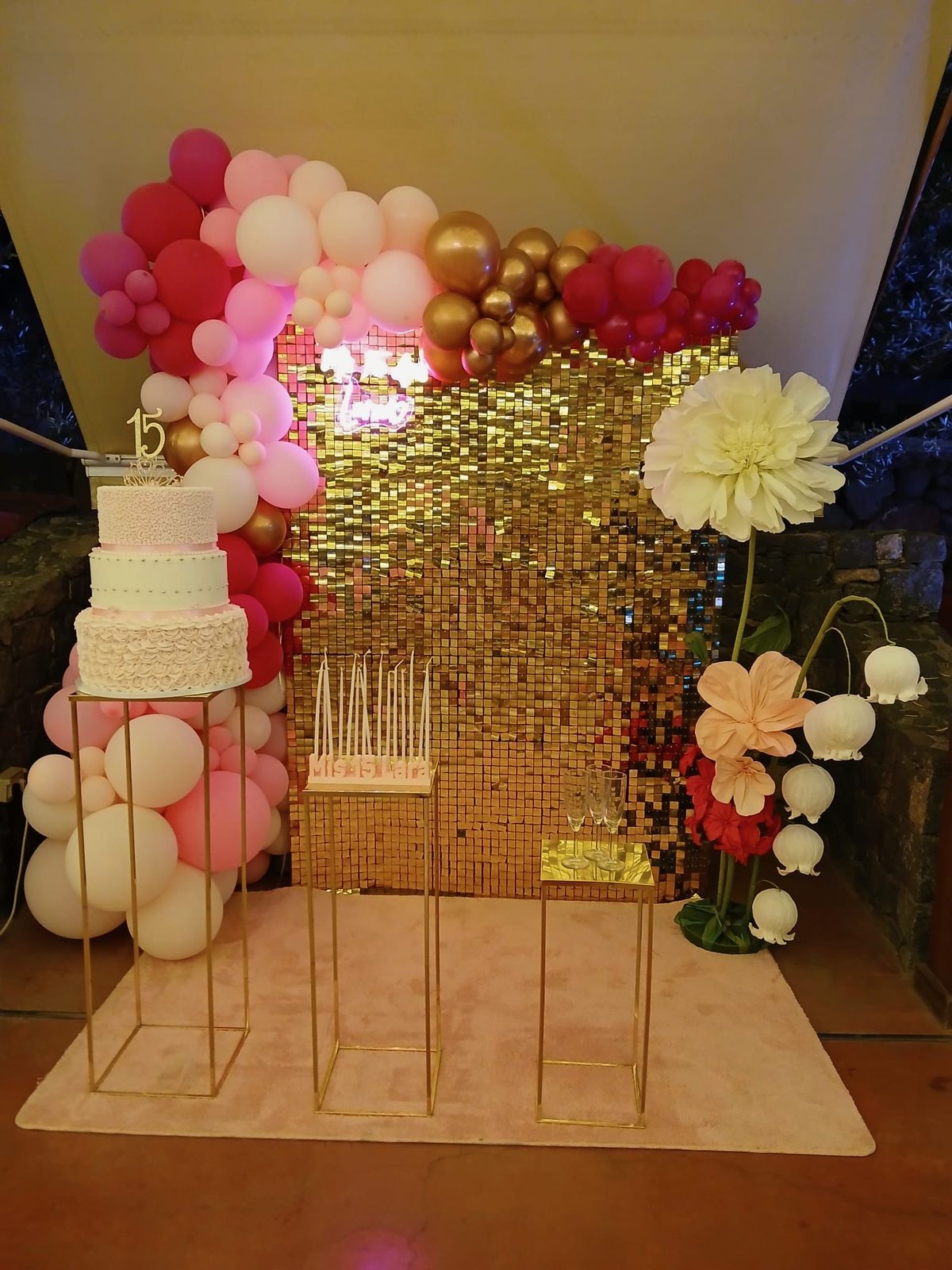 Flor gigante y photocall elegante con globos para cumpleaños en Gran Canaria