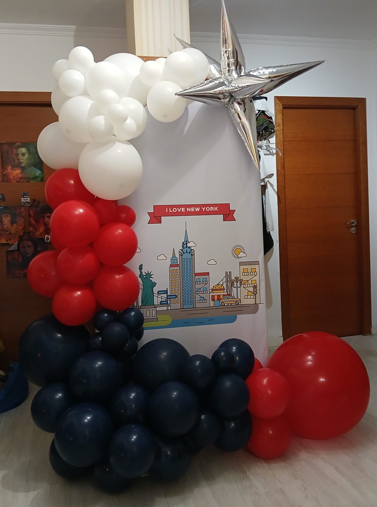 Fotocall temático de Nueva York con globos para cumpleaños