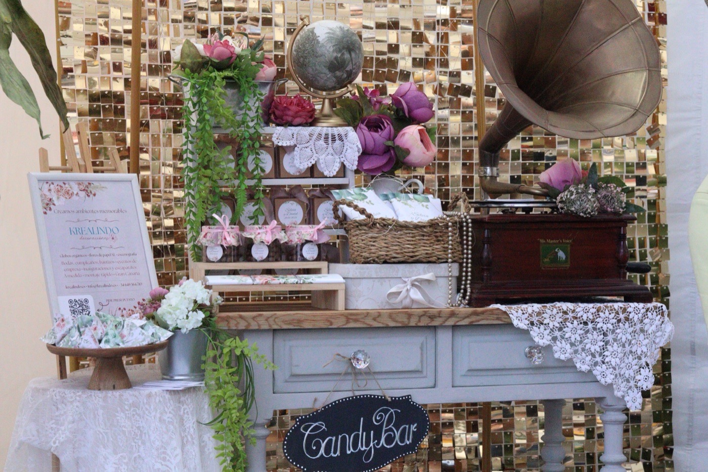 Candy bar vintage en Gran Canaria con mesa dulce decorada y detalles florales