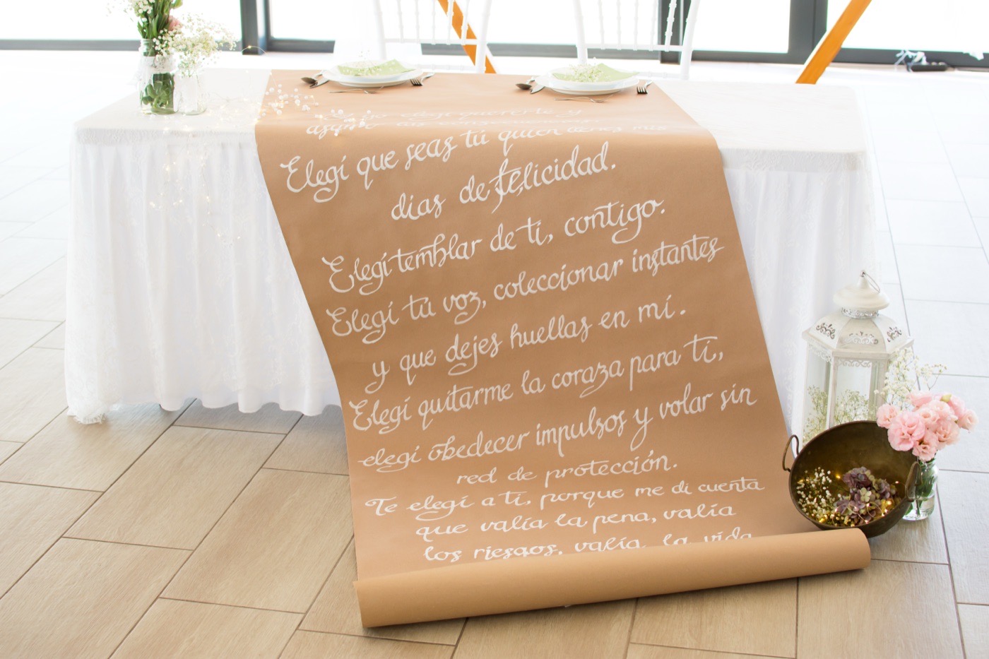 Decoración de mesa para celebraciones en Gran Canaria con detalles florales y ambientación elegante