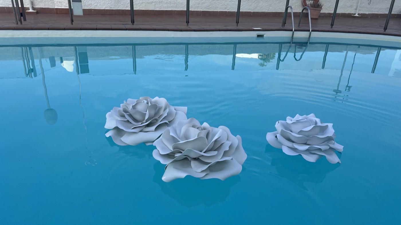 Flores flotantes iluminadas en piscina para eventos en Gran Canaria