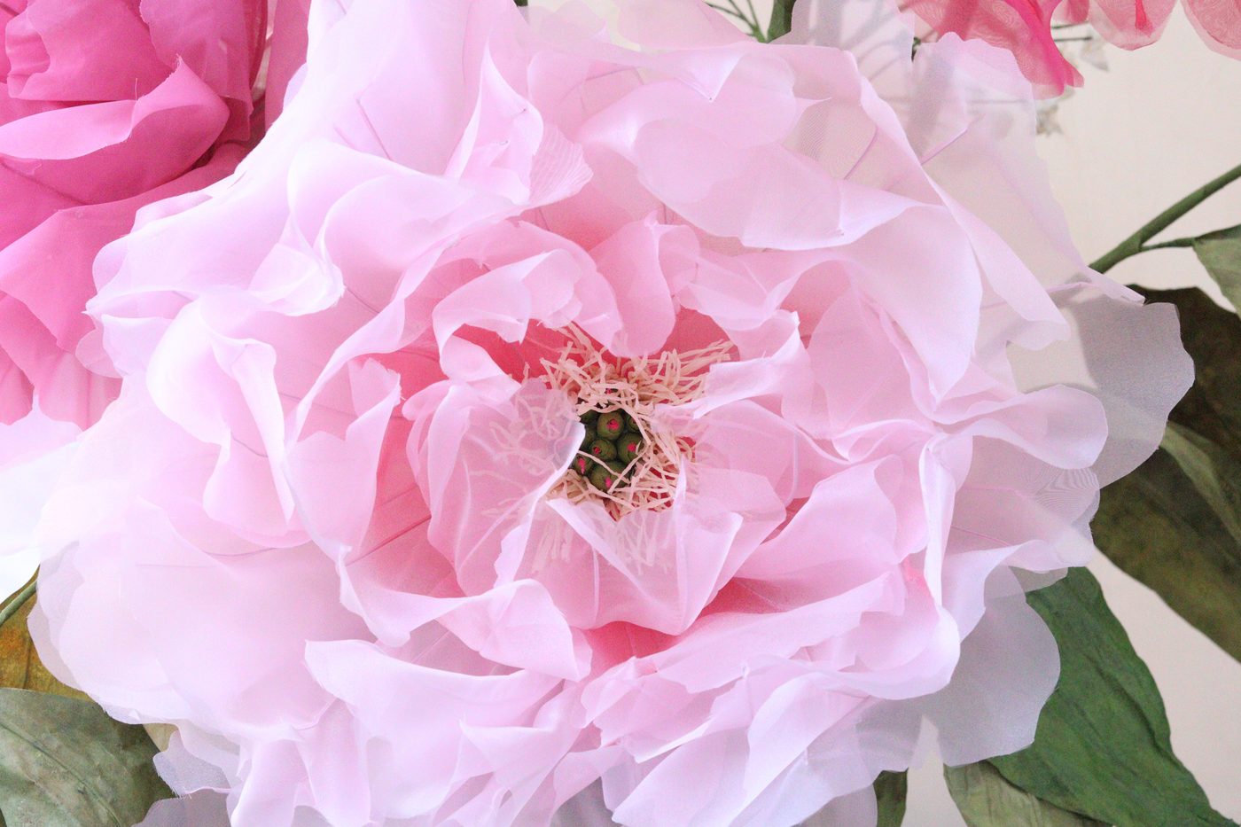 Flores gigantes decorativas en Gran Canaria para bodas, tiendas y eventos especiales