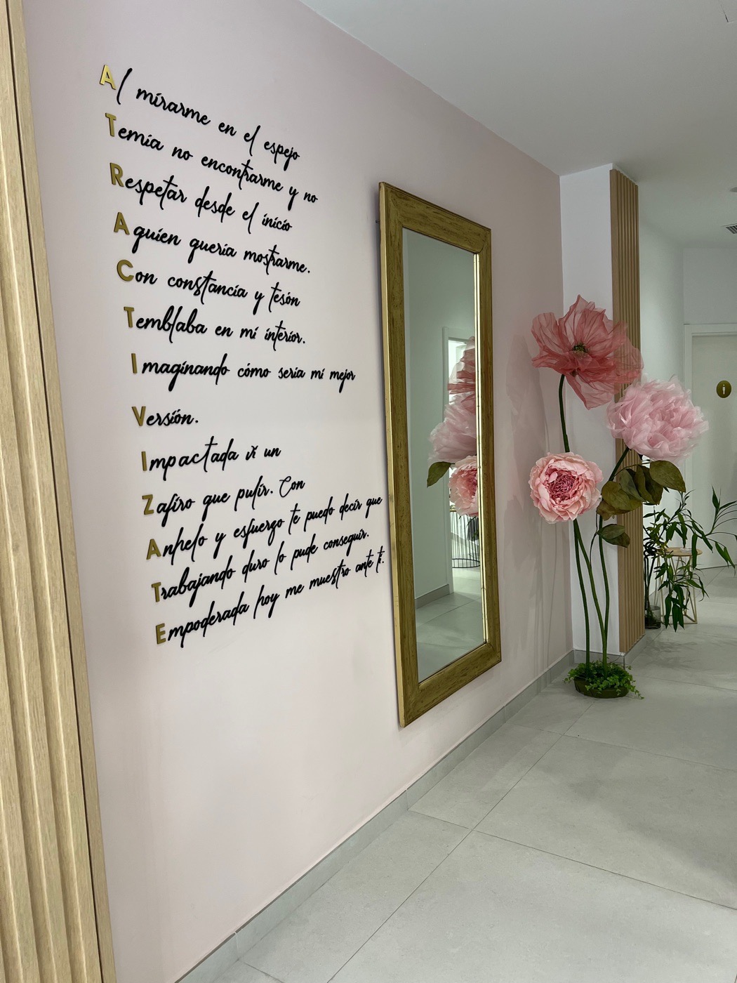 Decoración de escaparates y negocios en Gran Canaria con flores gigantes y montaje interior