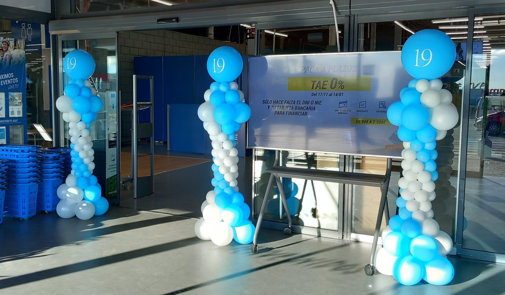 Inauguración comercial con decoración de globos corporativos