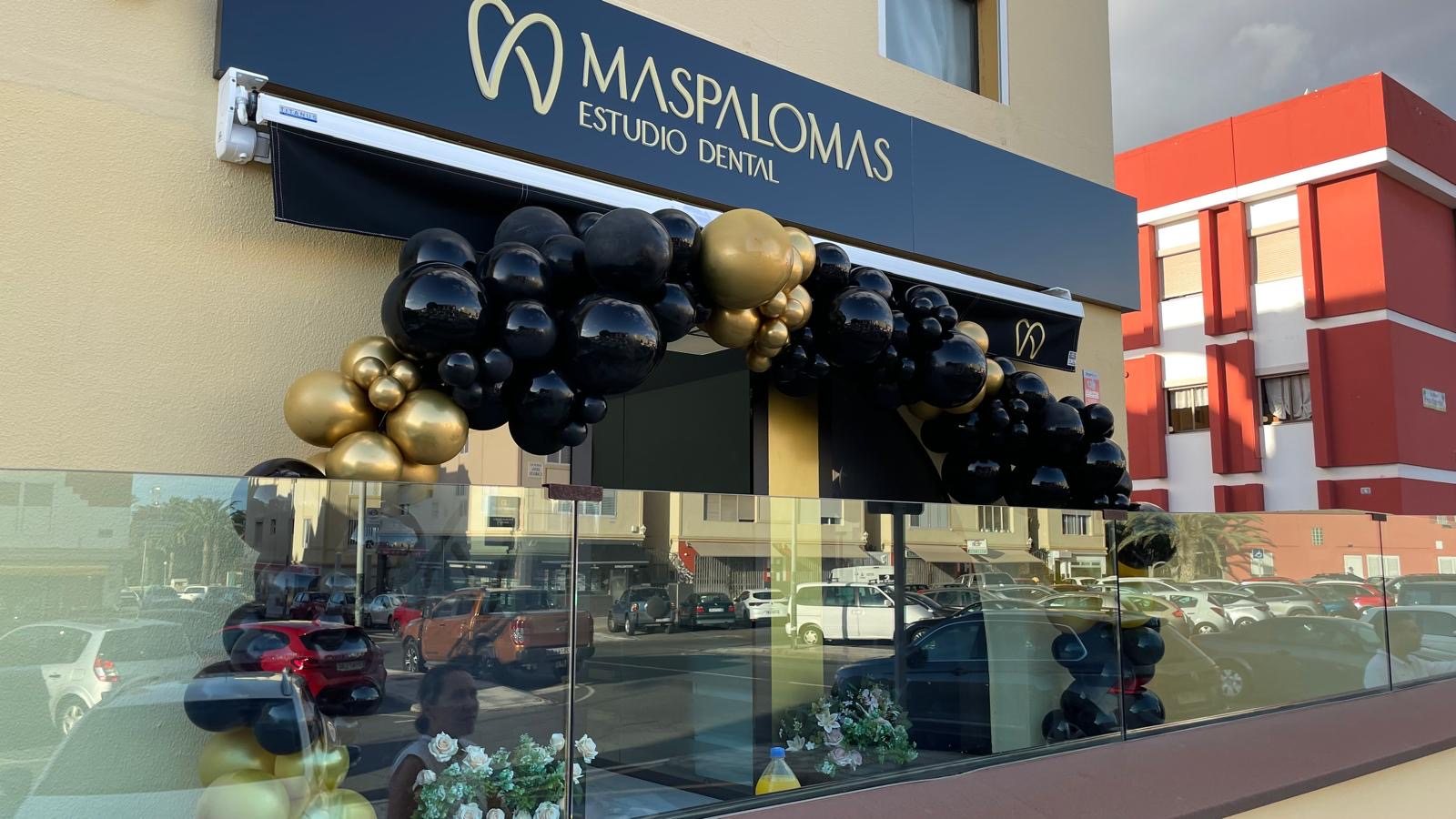 Ambientación corporativa con arco de globos para negocio en Gran Canaria