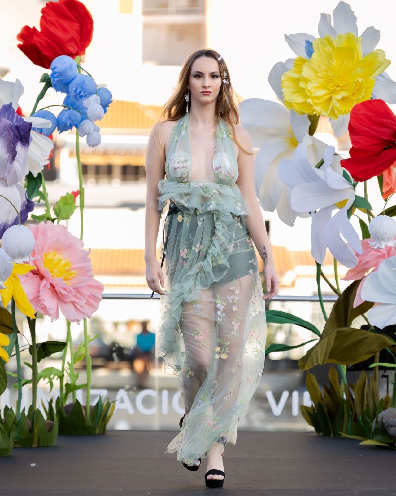 Desfile de moda con flores gigantes en Mogán Mall, Gran Canaria