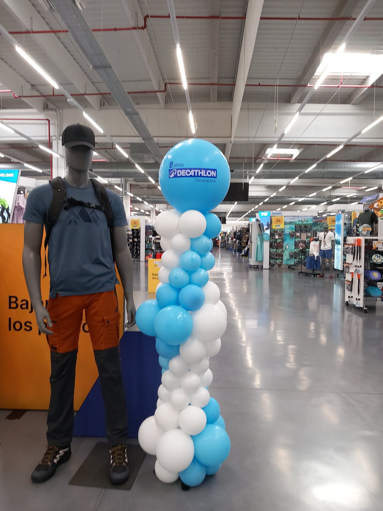 Presentación de marca en centro comercial con decoración de globos en Gran Canaria