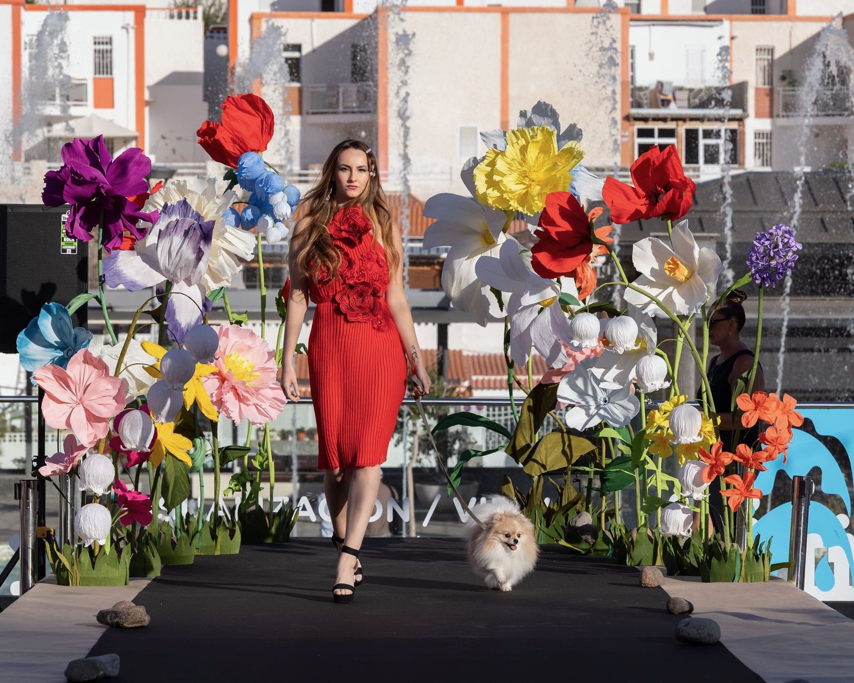 Pasarela de desfile en Mogán Mall decorada con flores gigantes