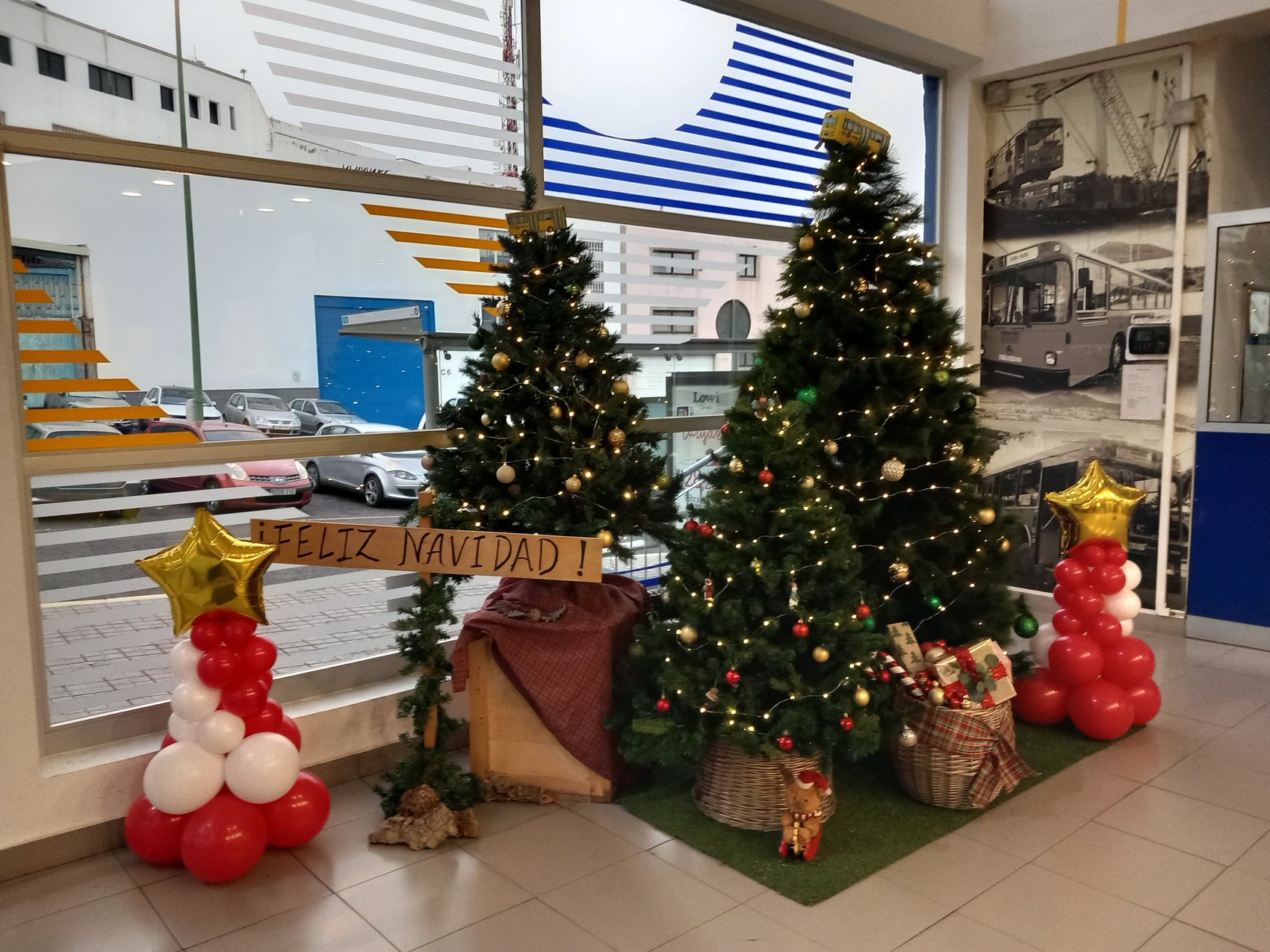 Decoración navideña en pabellón deportivo para evento familiar en Gran Canaria