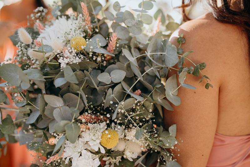 Damas de honor en una celebración al aire libre