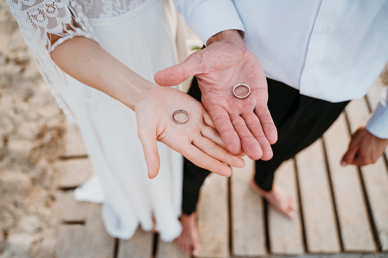 Pareja celebrando su boda al aire libre
