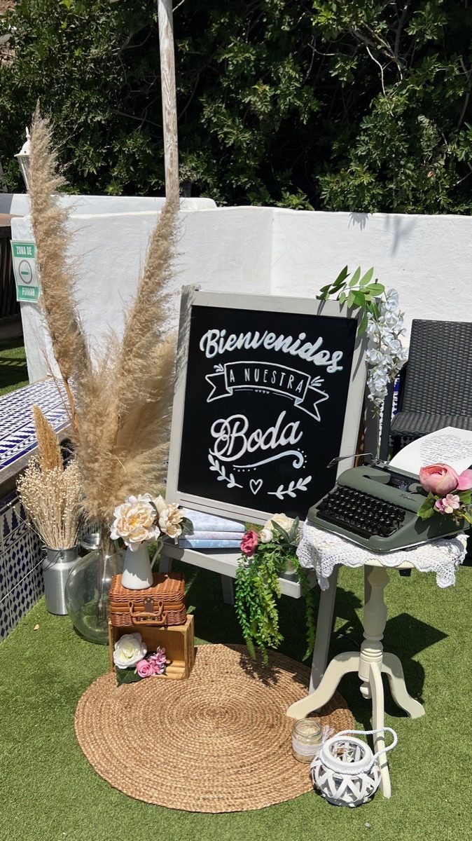 Ejemplo de cartel de bienvenida para boda en pizarra negra con decoración rústica de pampa, de Krealindo