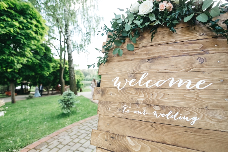 Invitación de boda con papelería decorada