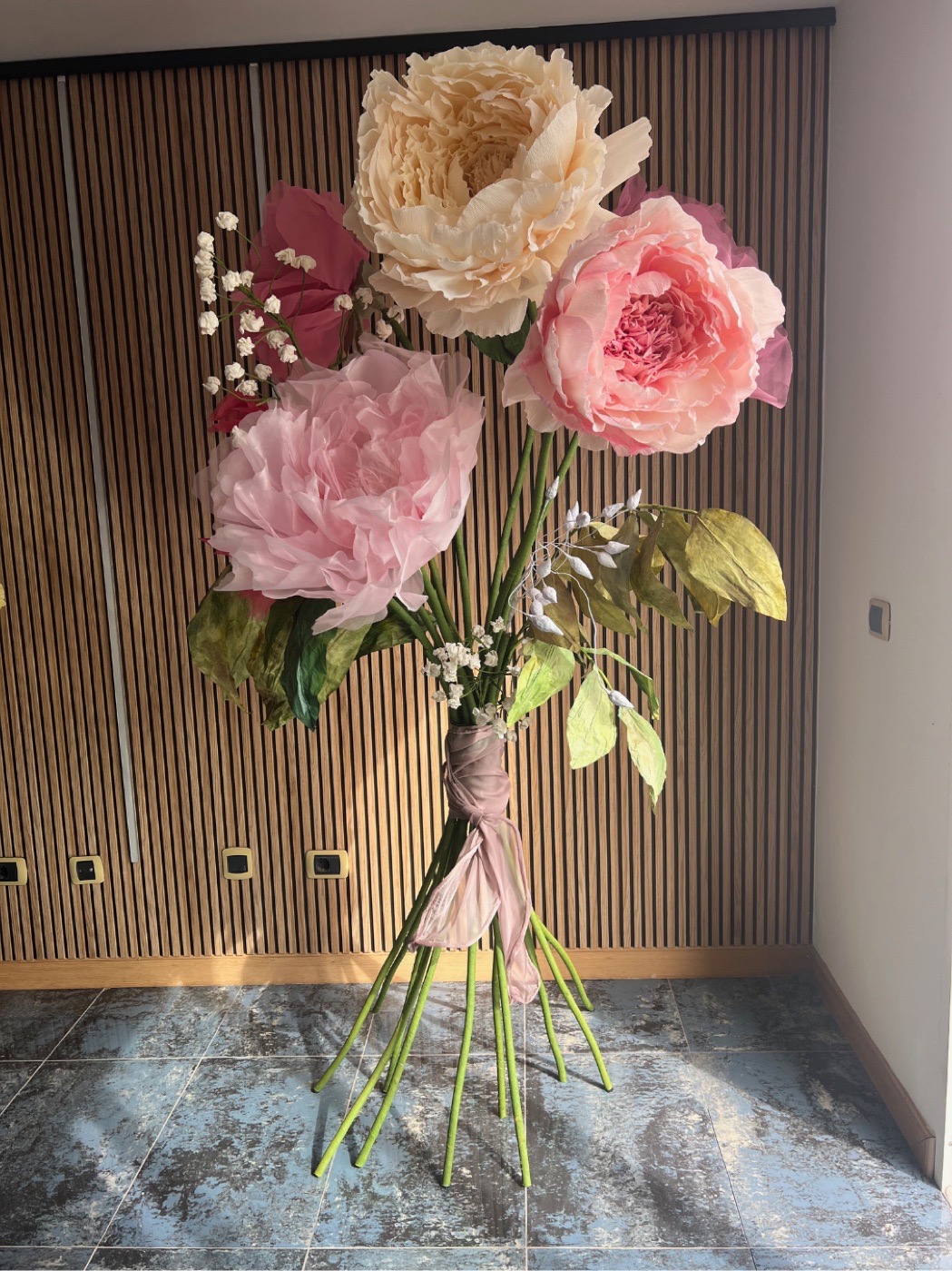 Decoración floral para hoteles en Gran Canaria con flores gigantes en espacios comunes