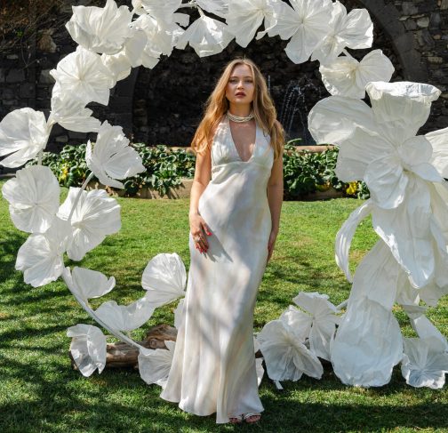 Arco de flores gigantes blancas hechas a mano para un evento en Gran Canaria