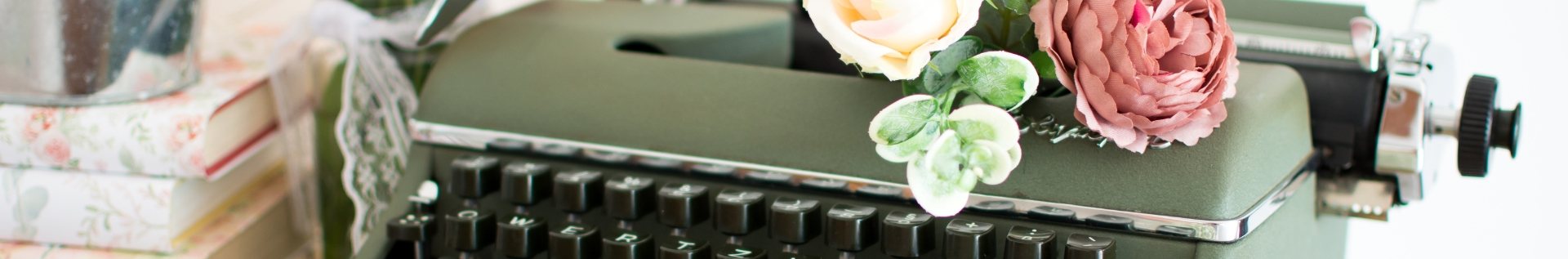 Máquina de escribir vintage con flores, contacto para decoración de eventos en Gran Canaria