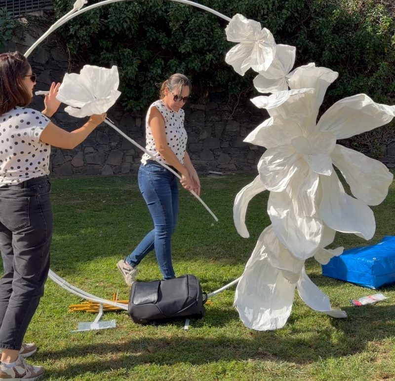 Montaje de un arco de flores gigantes blancas para un evento