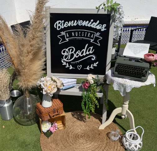 Rincón de bienvenida decorado para una boda con pampa y máquina de escribir