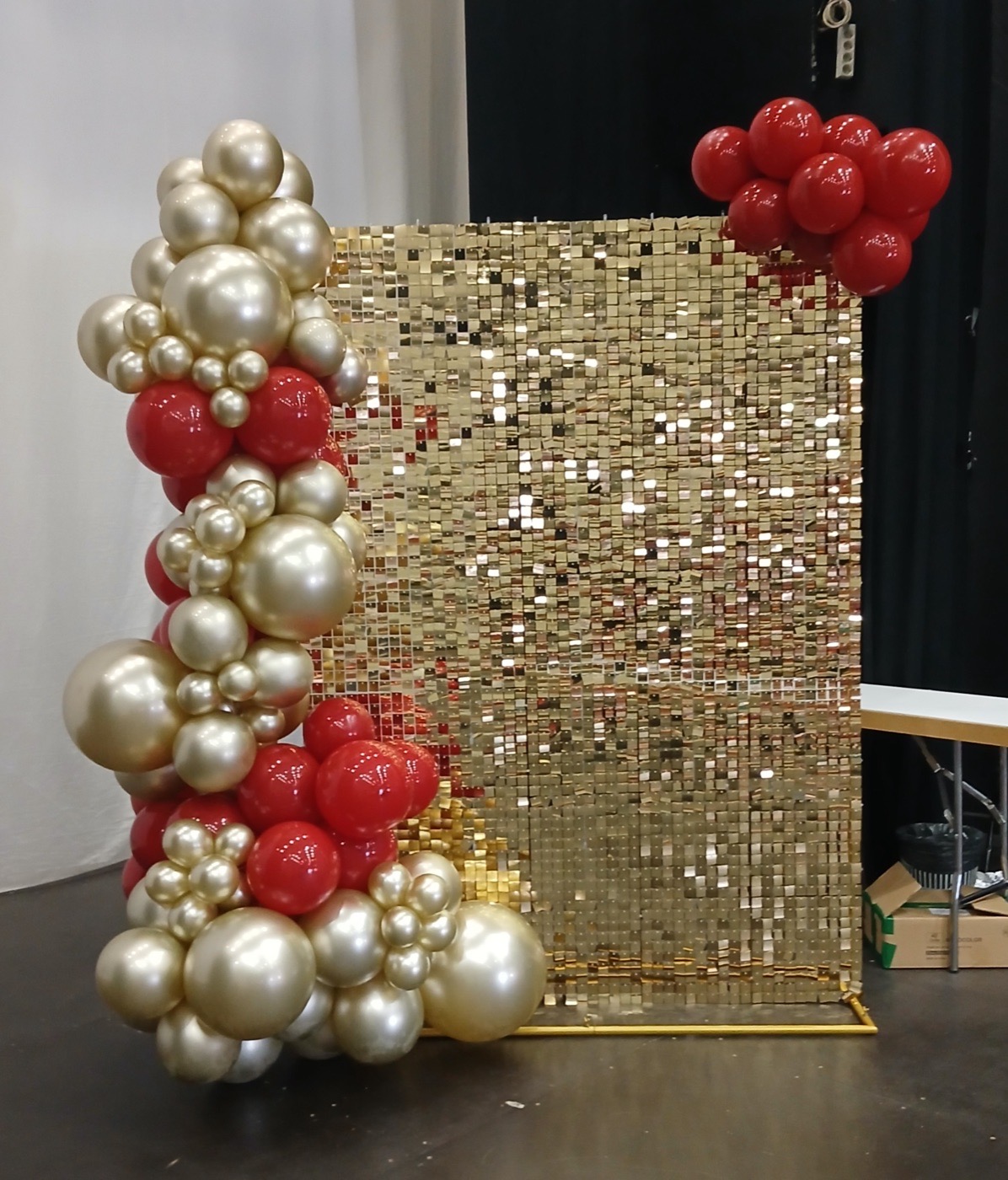 Fotocall de orla en Gran Canaria con fondo dorado y columnas de globos