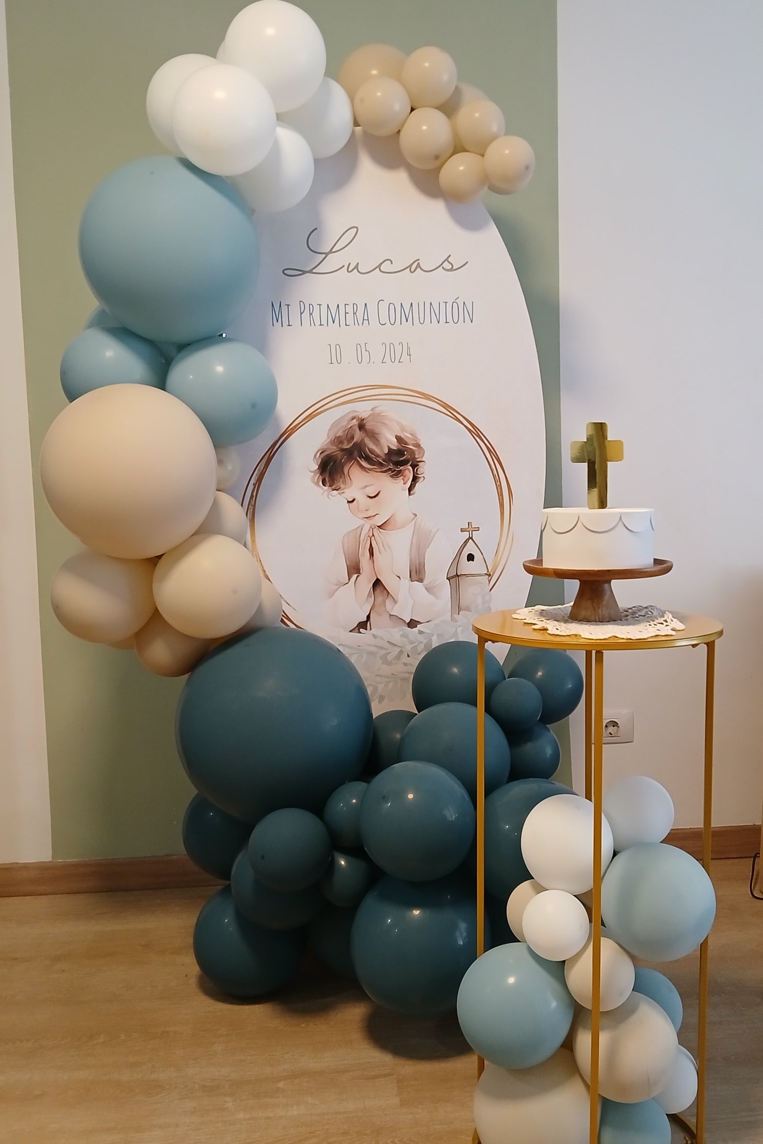 Fotocall de primera comunión con globos y tarta decorada en Gran Canaria