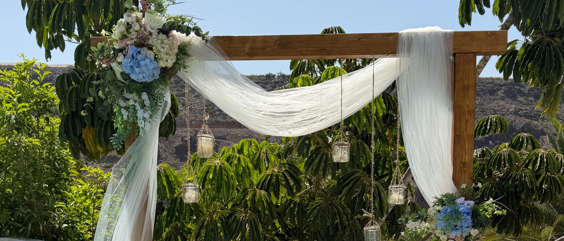 Arco ceremonial de boda con flores y tela - Krealindo Gran Canaria